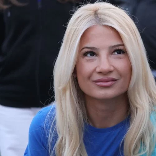 Φαίη Σκορδά | Με κομψό ταγιέρ σε εγκαίνια έκθεσης