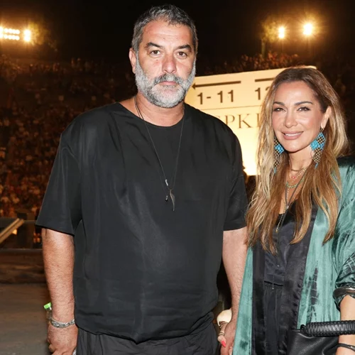 Ο Βασίλης Μπιμπίκης είναι ένας υποστηρικτικός σύντροφος | Βρέθηκε στην πρεμιέρα της Δέσποινας Βανδή μαζί με τους γονείς του