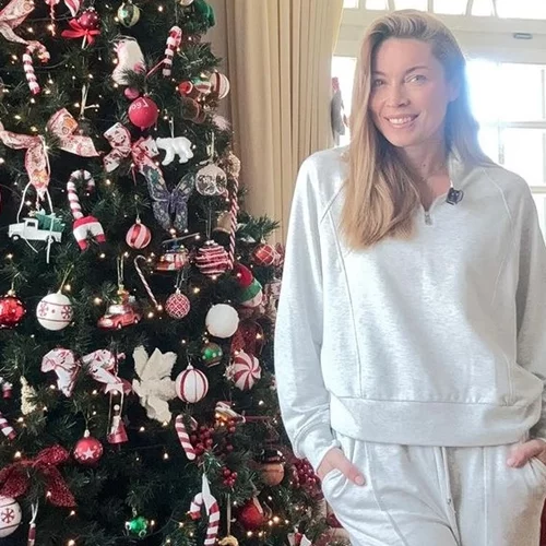 Η Μαριέττα Χρουσαλά ποζάρει μπροστά στο πανύψηλο χριστουγεννιάτικο δέντρο | Σαν να βγήκε από παραμύθι
