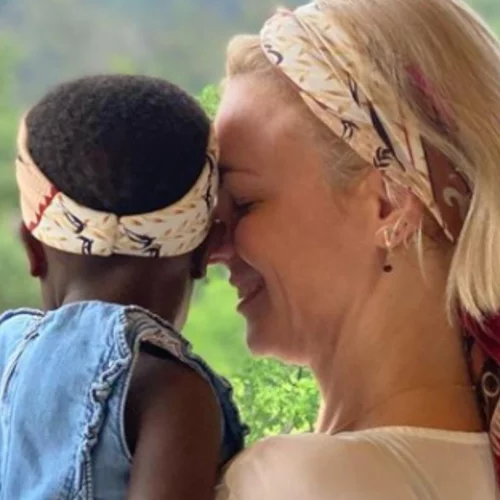 Χριστίνα Κοντοβά | Υιοθετεί ένα κοριτσάκι από την Ουγκάντα - Στο πλευρό της ο Τζώνη Καλημέρης