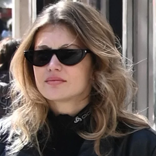 Η Κλέλια Ανδριολάτου με total black look σε οικογενειακή βόλτα