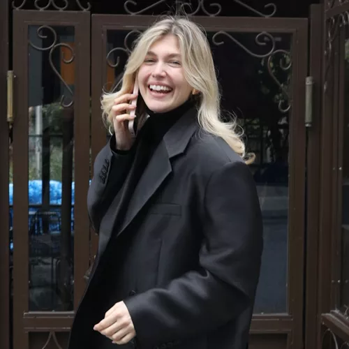 Η Κλέλια Ανδριολάτου φόρεσε με έναν πολύ ''φρέσκο'' τρόπο το λευκό παντελόνι αυτή την εποχή