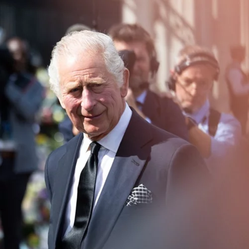 "Μπορείτε να φέρετε τον Harry πίσω;" | Η αντίδραση του βασιλιά Καρόλου στην ερώτηση ενός royal fan