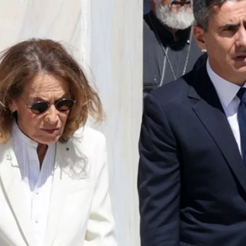 Στα λευκά η σύζυγός του πρίγκιπα Μιχαήλ που κηδεύεται τώρα