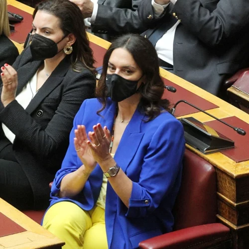 Η Νόνη Δούνια στη Βουλή φορώντας τα χρώματα της Ουκρανική σημαίας