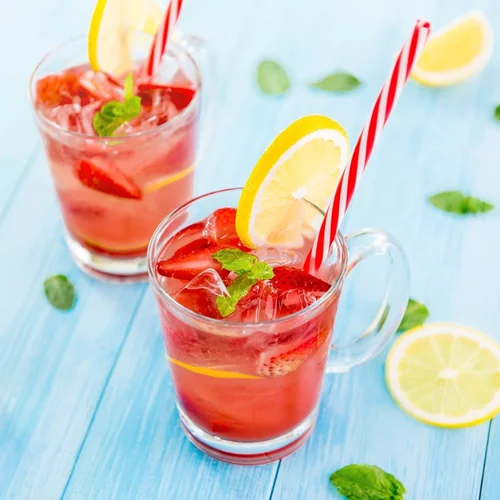 Δροσιστική λεμονάδα με φράουλα και μάνγκο