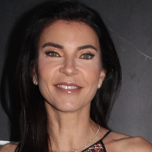 Καλλονή και με μακριά μαύρα μαλλιά | Η Ανέζια Καμπουρίδη στο πλευρό της Μαρίνας Βερνίκου & του Μίλτου Καμπουρίδη