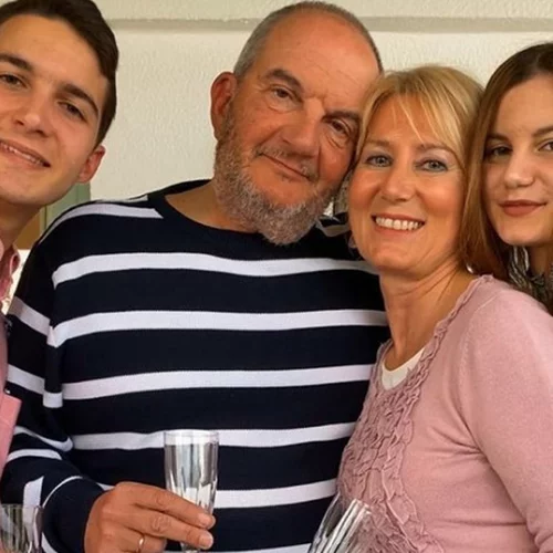 "Άνοιξαν" το σπίτι τους στη Ραφήνα | Η Νατάσα Παζαΐτη ποζάρει με red velvet δημιουργία και ο Κώστας Καραμανλής με κοστούμι (εικόνες)