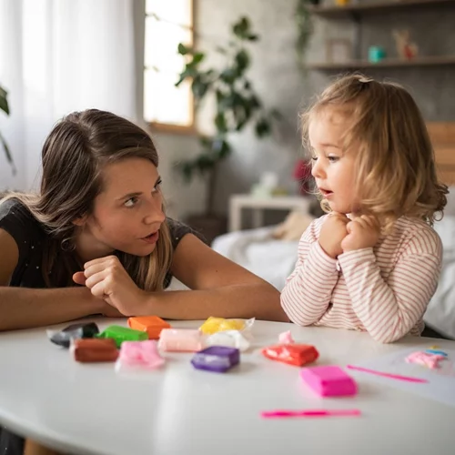 Οι 2 λέξεις που πρέπει να αποφεύγουμε όταν ζητάμε κάτι από τα παιδιά μας