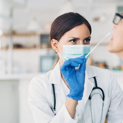 Κορονοϊός | Διαφορετικά τα συμπτώματα με τη νέα παραλλαγή του κορονοϊού Eris