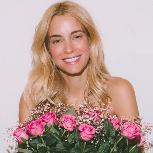 Η Δούκισσα Νομικού έγινε 37 | Η topless φωτογραφία αγκαλιά με ένα μπουκέτο τριαντάφυλλα