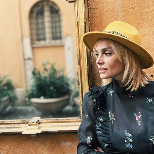 Ελεωνόρα Ζουγανέλη | Stylish στο κέντρο της Αθήνας- Με vinyl παντελόνι