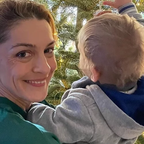 Η Γιούλικα Σκαφιδά αγκαλιά με τον Άγγελο της | Ο χριστουγεννιάτικος στολισμός τους