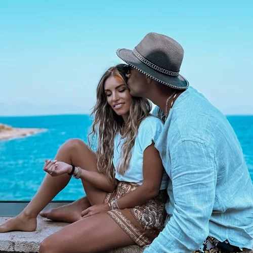 Σε ονειρικό καλοκαιρινό προορισμό στην Ελλάδα η Αθηνά Οικονομάκου & ο Μπρούνο Τσερέλα