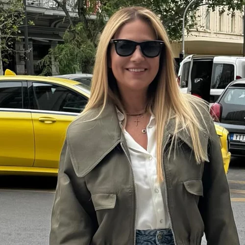 Η Νάνσυ Ζαμπέτογλου με τη μπλούζα από τη Zara που κοστίζει λιγότερο από 20 ευρώ και θα ταιριάζει με τα πάντα