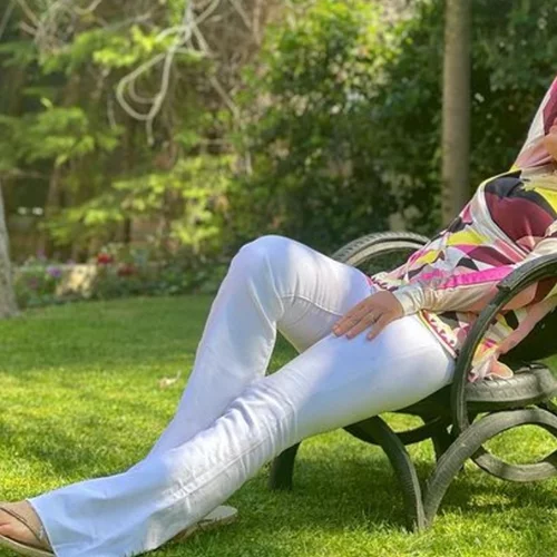 Ελένη Μενεγάκη | Κοιμάται στον κήπο του σπιτιού της (pics)