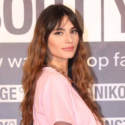 Η Ηλιάνα Παπαγεωργίου φόρεσε καλσόν με logos και σού δείχνει γιατί πρέπει να τα αποκτήσεις