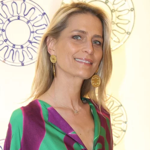 Η Τατιάνα Μπλάτνικ με total white σύνολο και χρυσά sneakers στα εγκαίνια της έκθεσης "Art Athina"