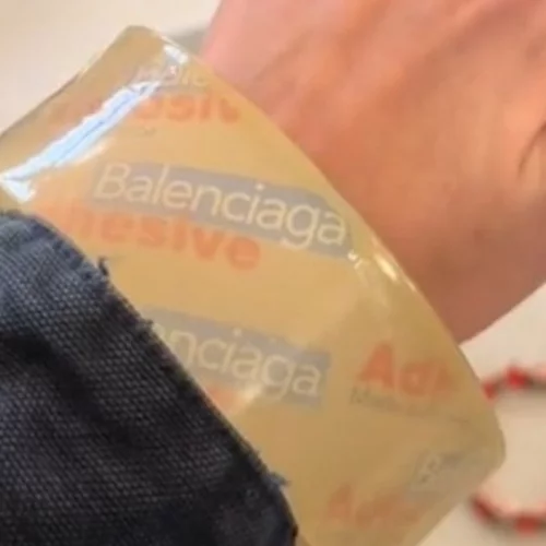 Αλήθεια τώρα; Balenciaga | Το βραχιόλι-μονωτική ταινία, του οίκου που στοιχίζει 3.300 ευρώ