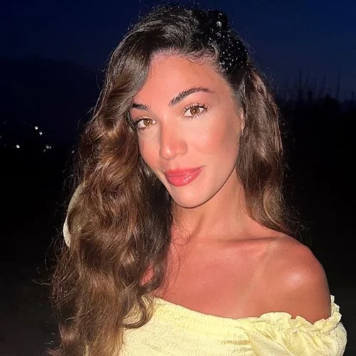 Ήβη Αδάμου | Κράτησε την τσάντα που ταιριάζει με κάθε φθινοπωρινό look (και δεν είναι μαύρη)