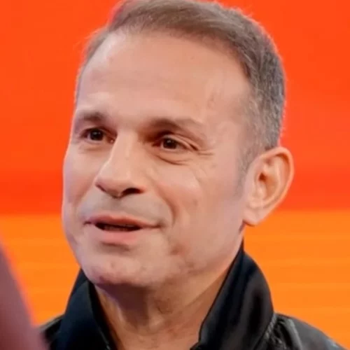 Ντέμης Νικολαΐδης | Η πρώτη τηλεοπτική εμφάνιση μετά τον θάνατο της συντρόφου του, Αλεξάνδρας Νικολαΐδου