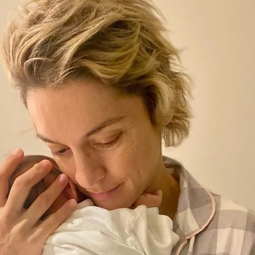 Νέα μαμά, νέα μαλλιά | Η αλλαγή στην εμφάνιση της Γιούλικας Σκαφιδά 1,5 μήνα με τη γέννηση του γιου της