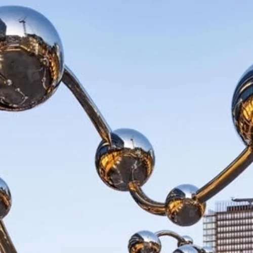 Στο Λονδίνο το μεγαλύτερο γλυπτό δημόσιας τέχνης της Γιαγιόι Κουσάμα