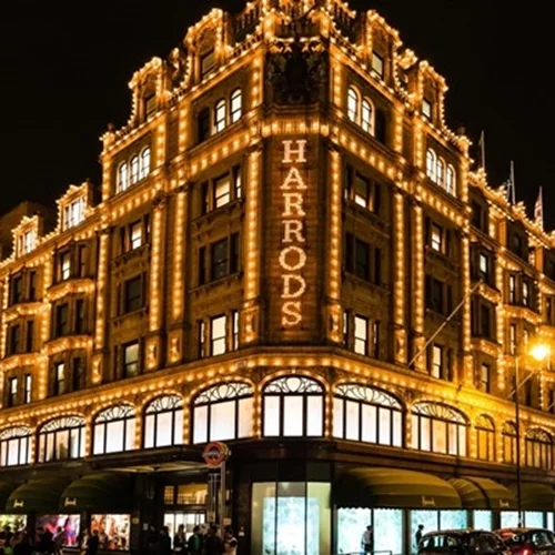 O οίκος Dior "κατέλαβε" το Harrods και γέμισε τον κόσμο μπισκότα, λάμψη και μαγεία