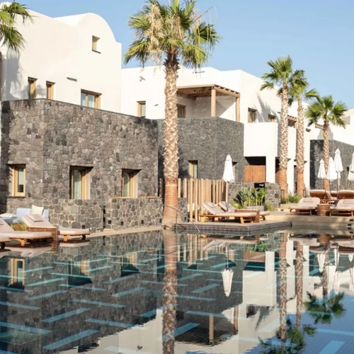 Radisson Blu Zaffron Resort | Το κυκλαδίτικης φιλοσοφίας resort που μας οδηγεί (και) φέτος στη Σαντορίνη