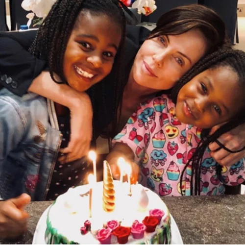 H σπάνια φωτογραφία της Charlize Theron με την κόρη της, August