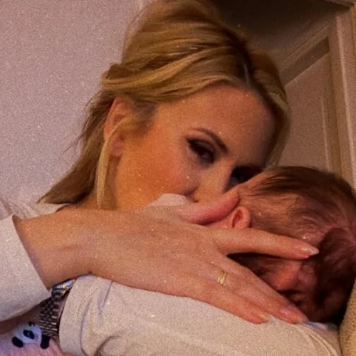 "Πόσο μεγάλωσε" | Η Φωτεινή Πετρόγιαννη αγκαλιά με τον 7 μηνών γιο της