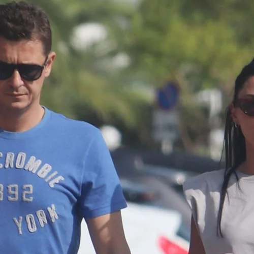 Μικρές μάγισσες μπροστά από το σχολικό τους οι κόρες του Αντώνη και της Ιωάννας Σρόιτερ