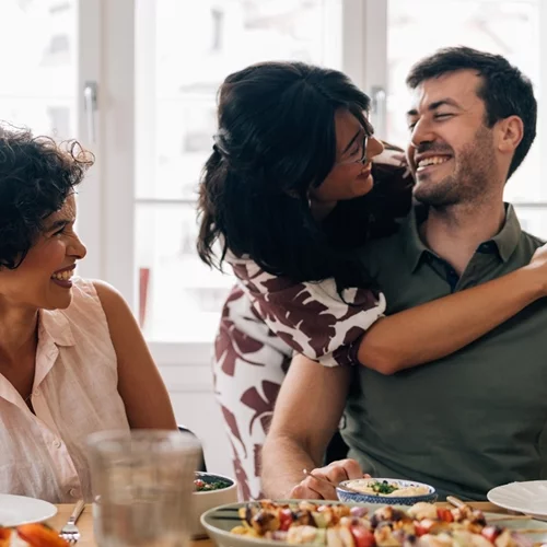 Sunday lunch with friends | Το Κυριακάτικο ritual που σκορπίζει μαγεία