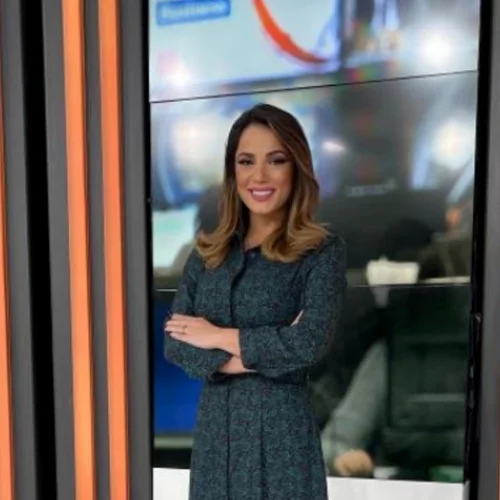 Η Ευλαμπία Ρέβη μάς δείχνει πως να βάλουμε χρώμα στο ντύσιμο του γραφείου