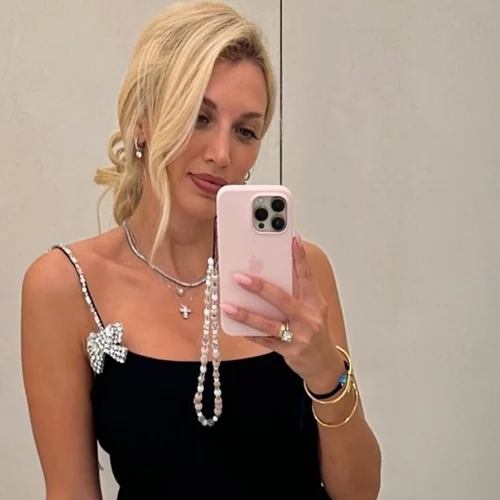 Νυχτοπερπατήματα για την Κωνσταντίνα Σπυροπούλου | Με little black dress και αστραφτερή τσάντα