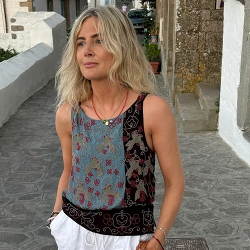 Η fashion influencer Lucy Williams κάνει διακοπές στην Ελλάδα | Τα κομμάτια που πρόσθεσε στη βαλίτσα της