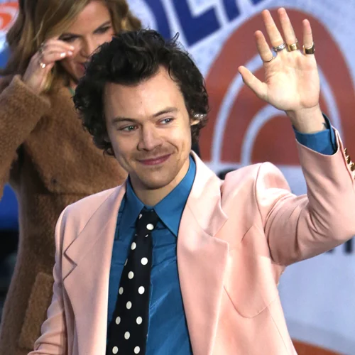 O Harry Styles κάνει μόδα το πιο αναπάντεχο αξεσουάρ