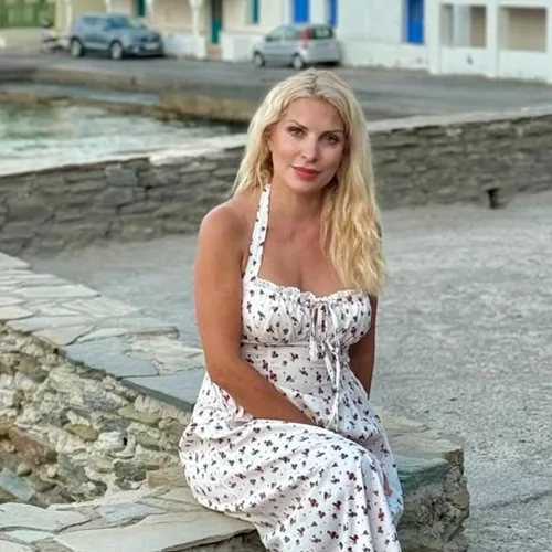 Η Ελένη Μενεγάκη ταξίδεψε στο Εδιμβούργο | Το φθινοπωρινό look με κόκκινο μπουφάν