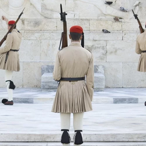 Επιτάφιος: Η μοναδική στιγμή που ο Εύζωνας σκύβει το κεφάλι