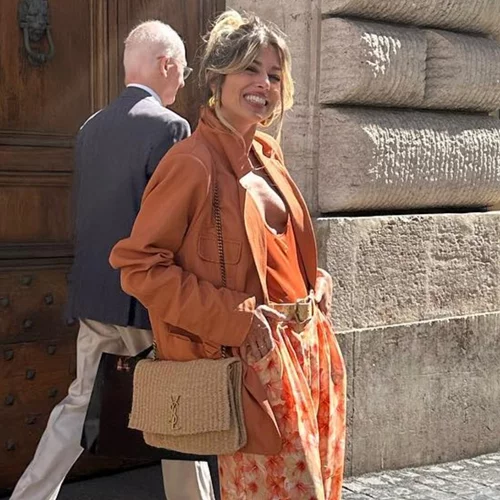 Η Βάσια Κωσταρά φόρεσε το μοναδικό πανωφόρι που χρειάζεσαι στη διάρκεια του καλοκαιριού