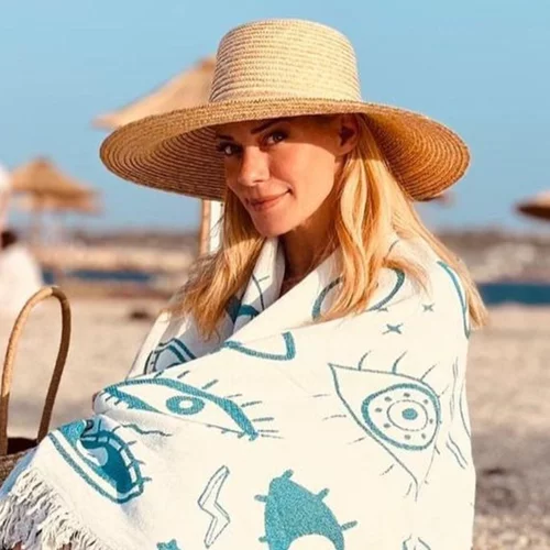 Ζέτα Μακρυπούλια| Ποζάρει ανέμελη στις διακοπές της χωρίς ίχνος μακιγιάζ