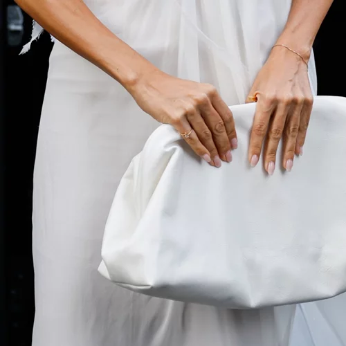 Pantone Cloud Dancer | 4 μανικιούρ που απογειώνουν το πιο "ακριβό" χρώμα του 2026