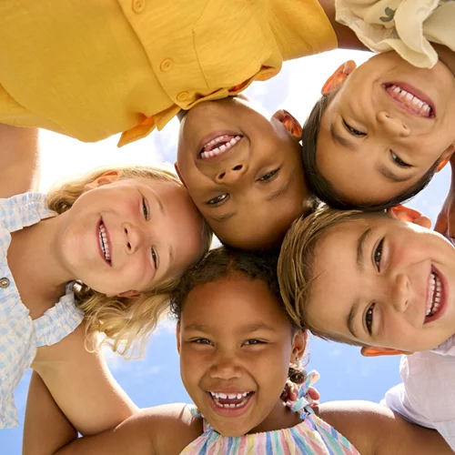 Πόσο εύκολο είναι να μεγαλώσουμε έναν γιο φεμινιστή στην Ελλάδα του 2025;