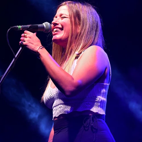 Butter Yellow | Η Ιουλία Καραπατάκη με το μανικιούρ-εμμονή όλων των it girls