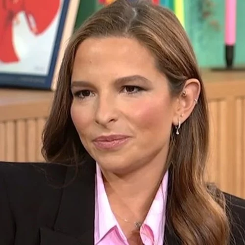 Εριέττα Κούρκουλου Λάτση | Η total black εμφάνισή της με βελούδινο φόρεμα στην παρουσίαση του βιβλίου της