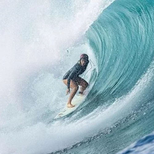 Η "ασυγκράτητη" Bethany | Σέρφερ με ένα χέρι