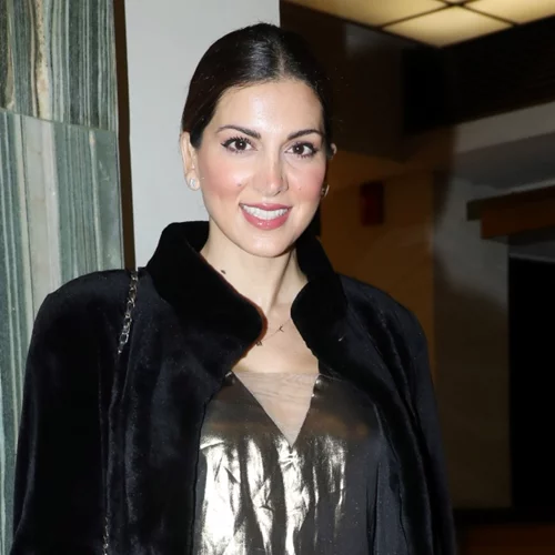 Βαρέθηκες το τζιν παντελόνι; To λευκό παντελόνι της Σταματίνας Τσιμτσιλή από Stradivarius είναι ιδανικό για την άνοιξη