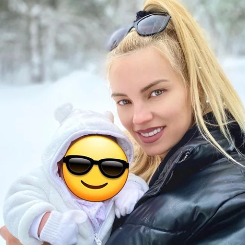 Τζούλια Νόβα | Ποζάρει αγκαλιά με την νεογέννητη κόρη της στα χιόνια (εικόνες)