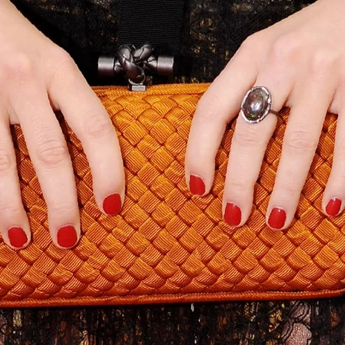 12 φρέσκοι τρόποι να δώσεις νέα πνοή στο κλασικό κόκκινο μανικιούρ φέτος στις γιορτές