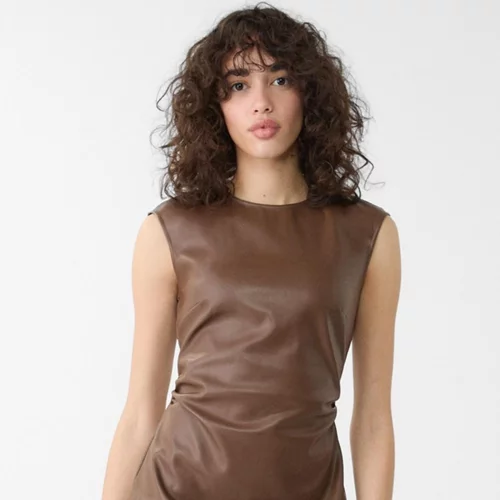 Αυτό το καφέ φόρεμα από τη Stradivarius με όψη δέρματος είναι το ιδανικό κομμάτι για τα office looks του 2025